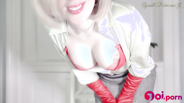 Milf shows all her beauty to her horny bitch - Spoilt Princess Grace