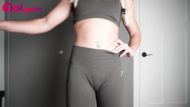Blonde teases you with her cameltoe - Keeks 3005