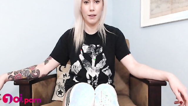 Worship her feet, loser (hot foot fetish) - MissIvyDoll