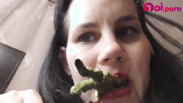 A giant woman wants to eat a little man - Anna Sky
