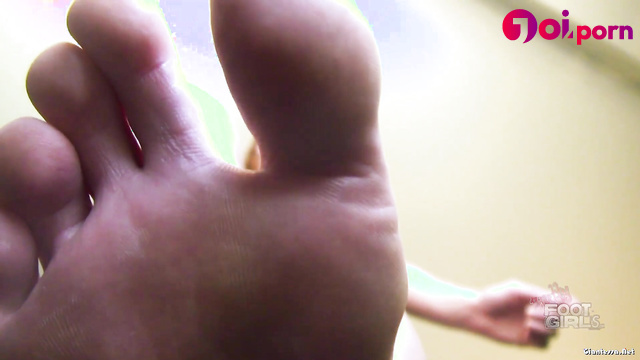 Giant mistress makes you worship her feet - Jolene Hexx